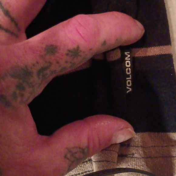 Volcom button collared perfect condition mens size medium - Picture 9 of 9